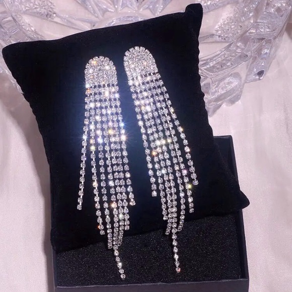 💜10/$25💜NEW Long Silver Rhinestone Drop Earrings - Picture 6 of 8